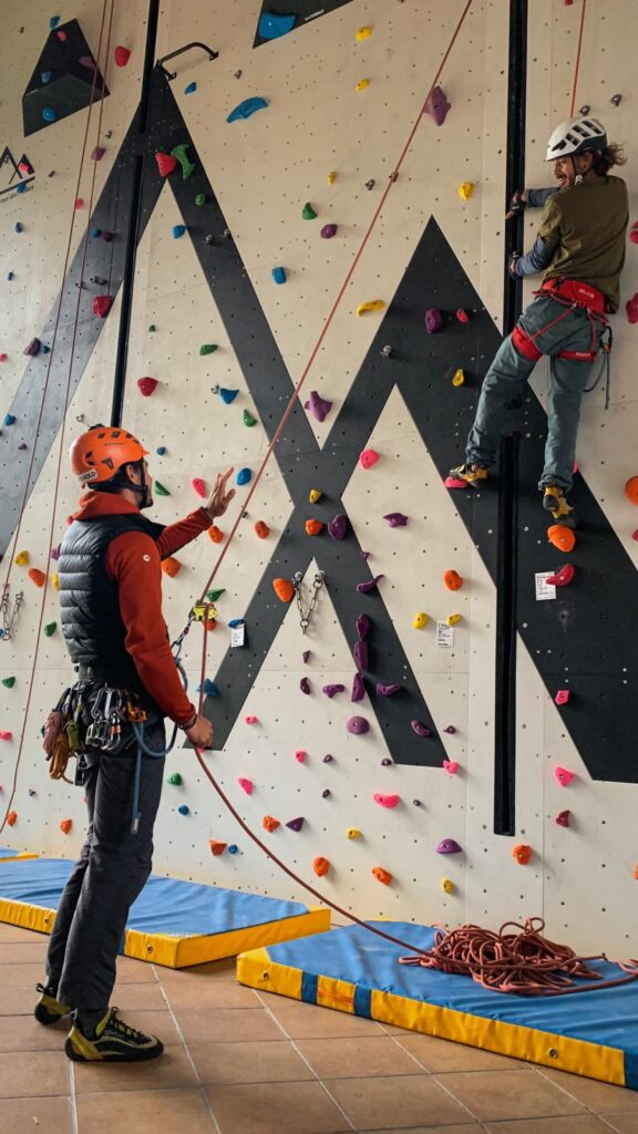 Estudiant en el rocodrom de l'ICEM Pallars